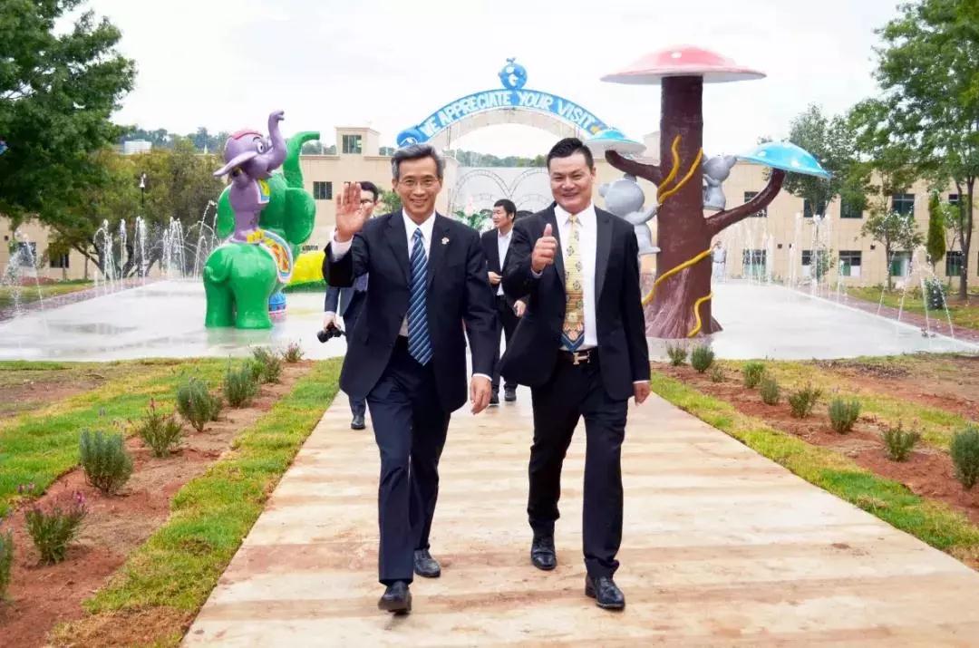 中華人民共和國駐南非共和國特命全權(quán)大使林松添（左）廣東歡樂島集團董事長易會強（右）