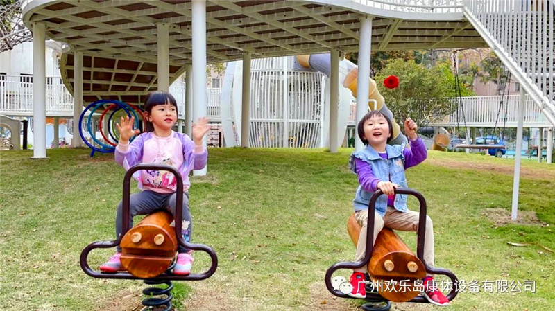 幼兒園小班戶外游樂設(shè)備游玩區(qū)